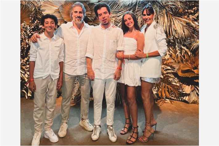 Marcos Mion ao lado da família