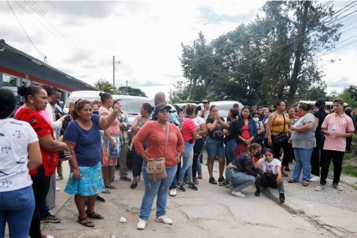 Familiares aguardam na entrada do presídio, após um motim ao norte da capital que matou ao menos 46 mulheres.