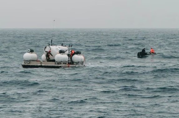 Imagem divulgada pela empresa Action Aviation mostra submersível Titã preparado para mergulhar em uma área remota do Oceano Atlântico no último domingo, 18. Embarcação perdeu o contato e está desaparecida desde então