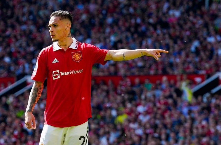Antony, jogador brasileiro do Manchester United, está sendo acusado de violência doméstica por influenciadora brasileira.