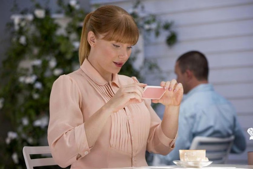 Bryce Dallas-Howard em cena do episódio 'Queda Livre', de 'Black Mirror', que trata sobre a obsessão pelas redes sociais num futuro distópico.