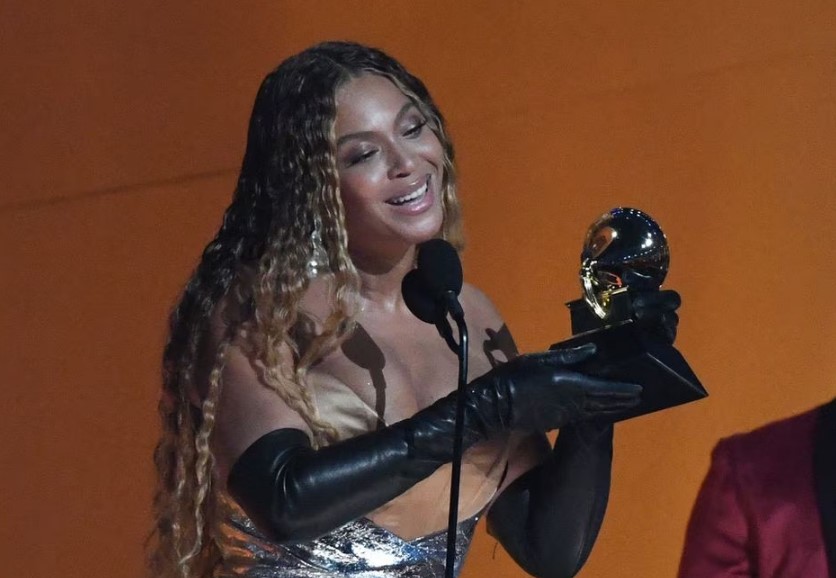 Beyoncé ao receber o prêmio Grammy que lhe fez quebrar recorde em 5 de fevereiro de 2023