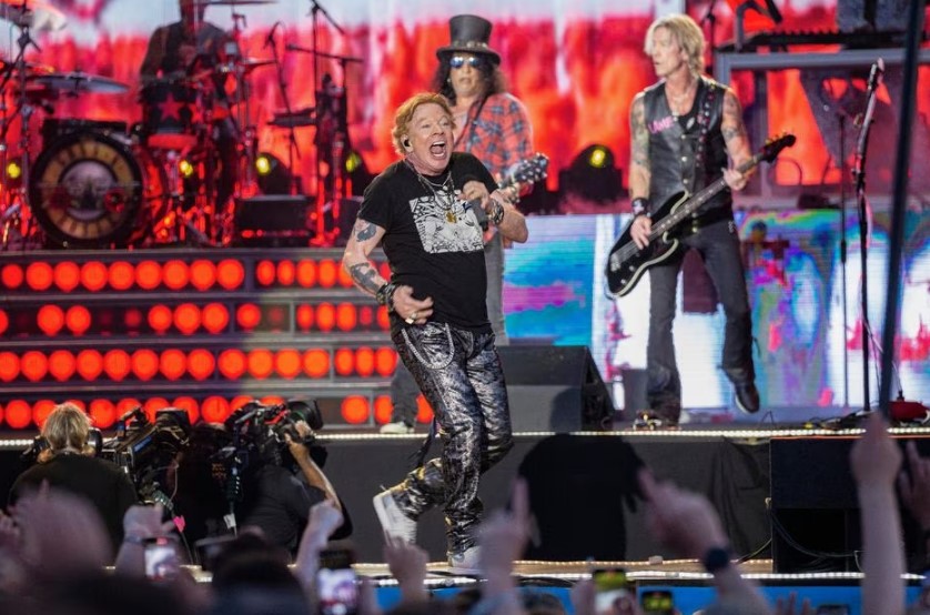 Guns N' Roses durante o 'Glastonbury Festival'.