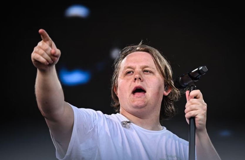 Lewis Capaldi anúncia pausa na carreira após sofrer com Síndrome de Tourette: 'Voltarei'.