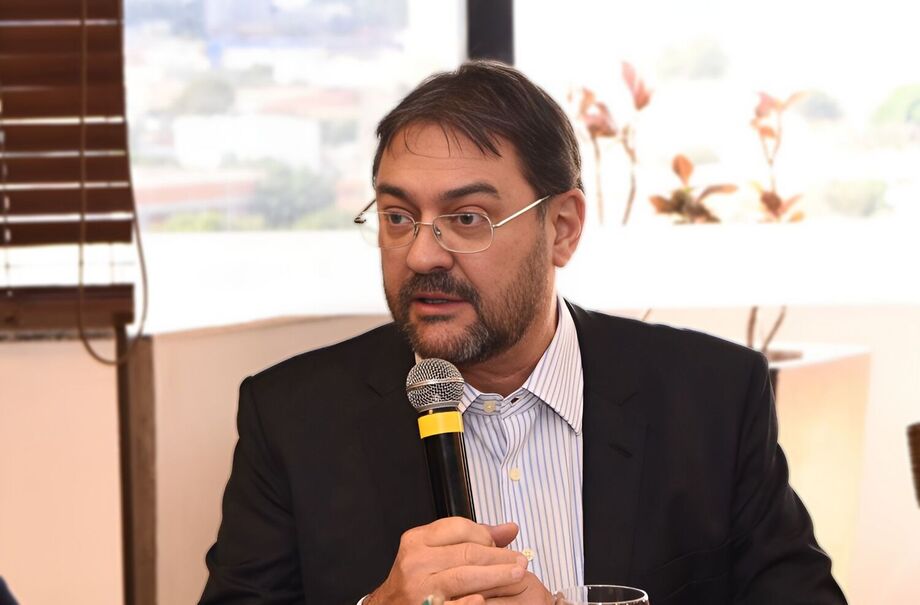 Taxa de juros em 13,75% impacta negativamente a economia e ameaça a sobrevivência de empresas no Brasil, afirma Longen.