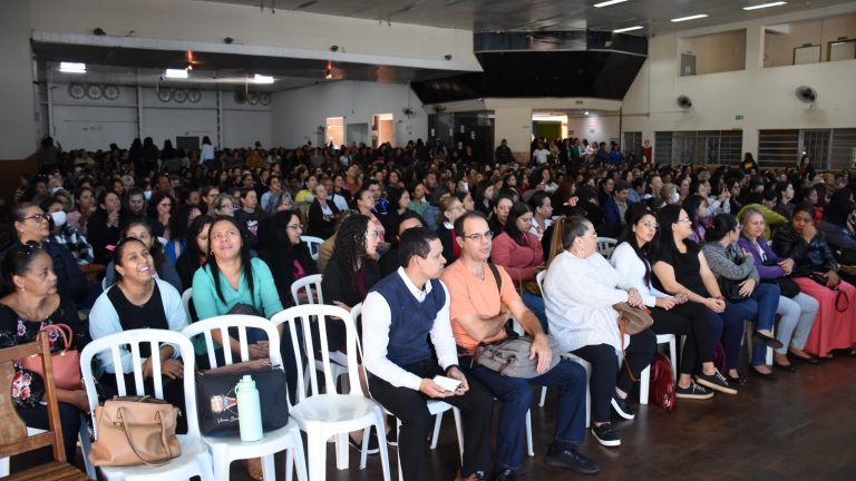 O Clube União dos Sargentos recebeu nesta sexta-feira (2), 1.380 profissionais da Rede Municipal de Ensino