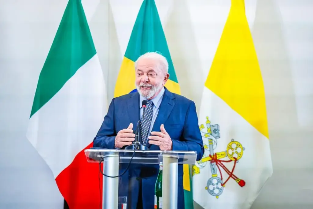 O presidente Lula concedeu entrevista coletiva antes de decolar da Itália para a França