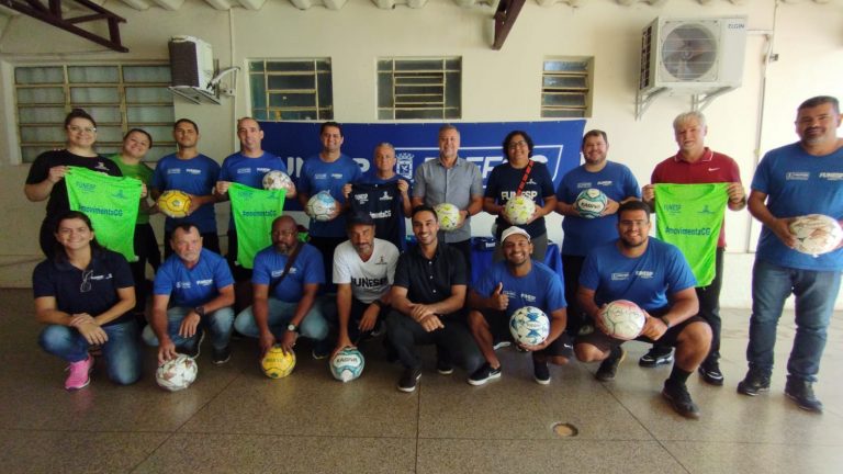Prefeitura entrega materiais esportivos novos para escolas públicas de futebol.