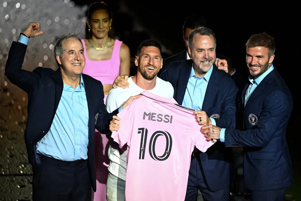 Lionel Messi, ao lado dos proprietários do Inter Miami, recebe a camisa 10 em apresentação oficial