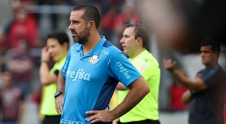 João Martins, auxiliar de Abel Ferreira, esteve à beira do gramado no duelo do Palmeiras com o Athletico-PR