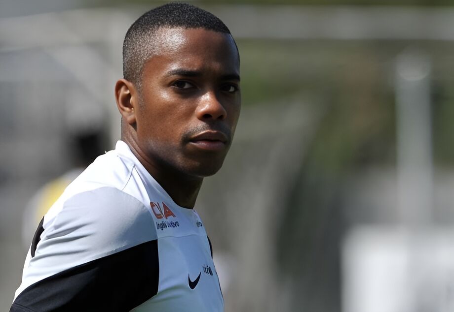 Robinho foi condenado a nove anos de prisão pela Justiça italiana pelo crime de estupro