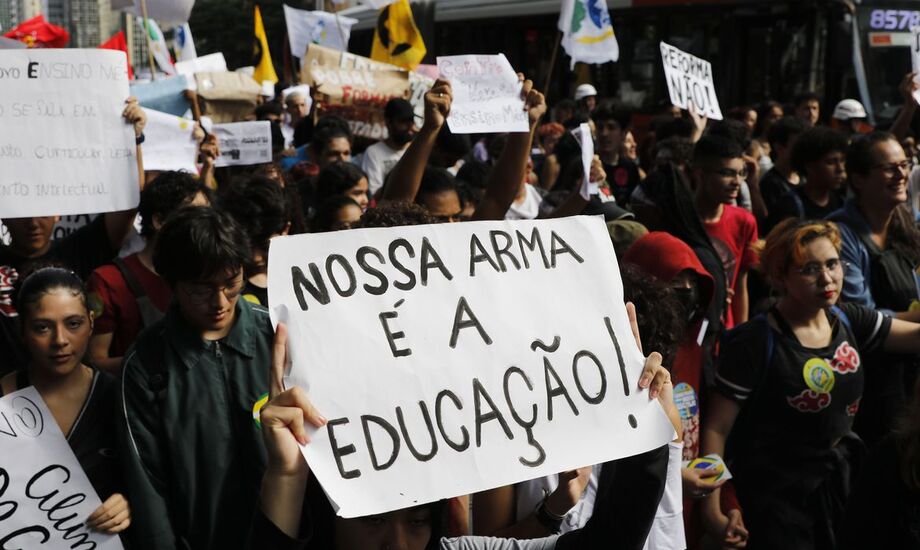 Diante das especificidades tanto regionais quanto de oferta do ensino no país, o Consed defende que sejam elaboradas orientações, em conjunto com os estados, para a oferta do ensino médio noturno, educação de jovens e adultos (EJA)