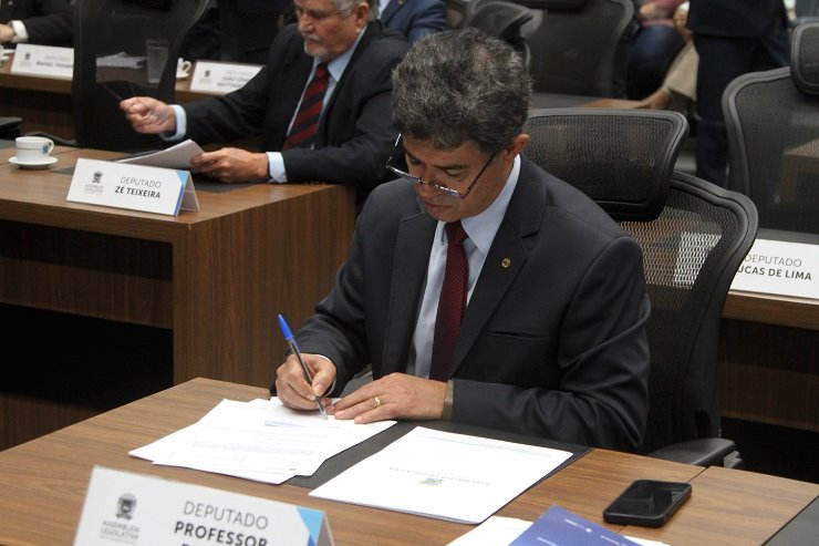 Deputado Professor Rinaldo, autor da lei, é o proponente de sessão solene que homenageará profissionais de Química