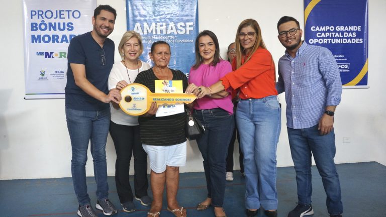 Entrega de casas do programa habitacional.