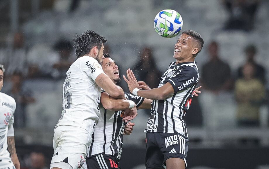 Corinthians se fecha diante do Atlético-MG e arranca 3 pontos fora com gol de Róger Guedes