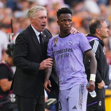 Carlo Ancelotti tenta acalmar Vinicius Junior após ele ser alvo de insultos racistas da torcida do Valencia