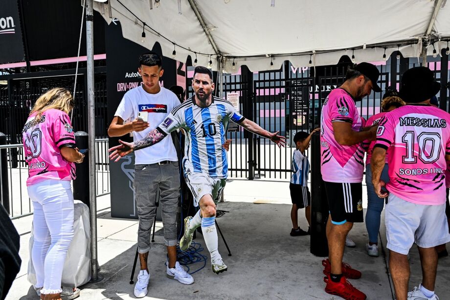 Desde o período da manhã, torcedores da equipe se reuniram no aeroporto e no estádio para receber o ídolo, cuja chegada gerou uma enorme expectativa na cidade
