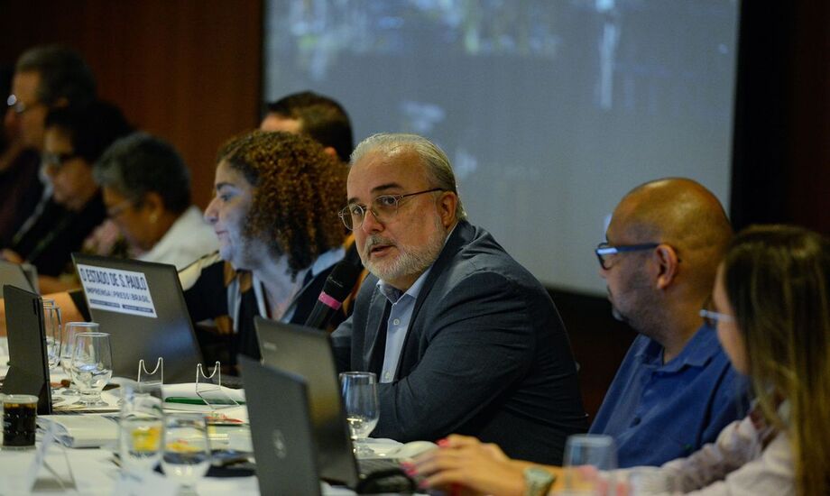 Segundo Prates, a nova estratégia atende, não a um pedido direto, mas ao processo de construção política da campanha em que o presidente Luiz Inácio Lula da Silva defendeu a genial frase 'abrasileirar' os preços