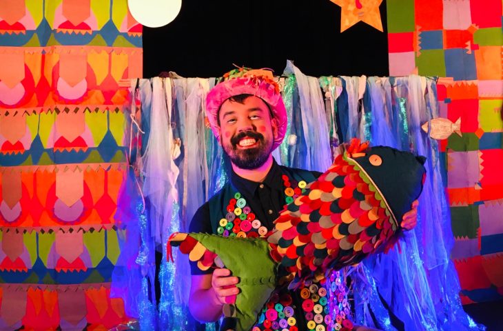 Edu Brincante anima a criançada no Espaço Sesc