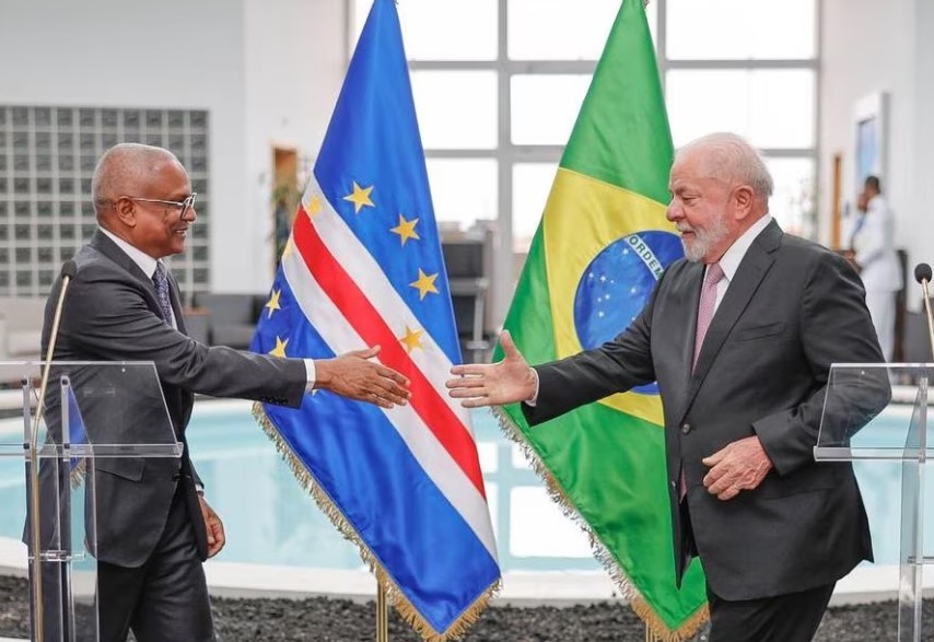 Mudança acontece um dia depois de declaração polêmica feita por Lula na sua visita a Cabo Verde. Na foto, ele cumprimenta o presidente do País, José Maria Neves