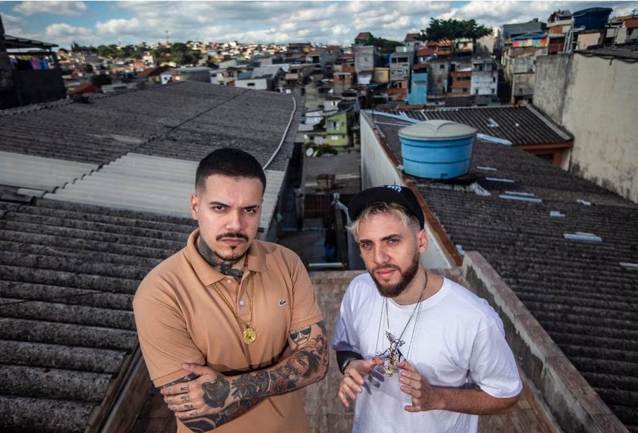 Brazilian phonk, novo gênero que mistura funk e phonk, explodiu no exterior. Na foto, os artistas brasileiros MC Ramiro e MC Mauro, os Dragon Boys, que fazem sucesso com o estilo