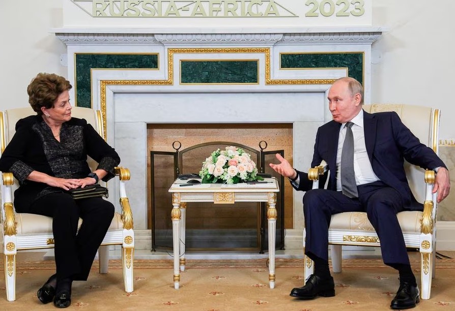 O presidente russo, Vladimir Putin, gesticula enquanto conversa com a presidente do banco dos Brics, Dilma Rousseff