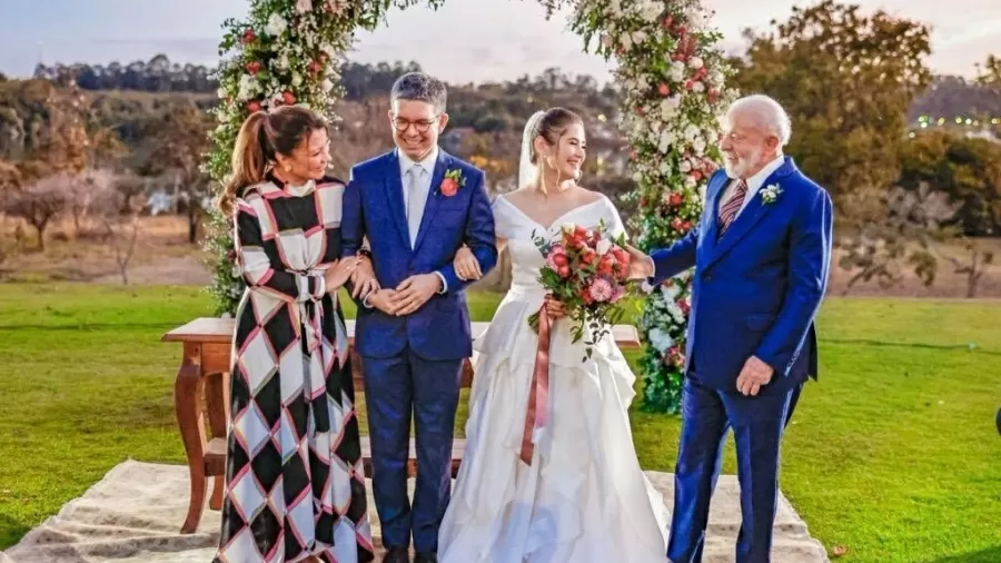 O presidente Luiz Inácio Lula da Silva e a primeira-dama Janja durante a cerimônia de casamento do senador Randolfe Rodrigues, em Brasília