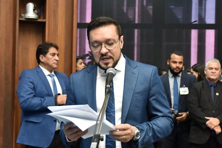 Deputado Lucas de Lima, autor da proposta, durante sessão plenária na Assembleia Legislativa