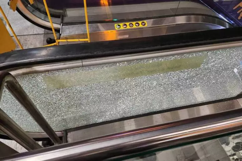 Vidro de escada rolante sofreu avaria na Linha 4 do metrô após confusão entre torcedores