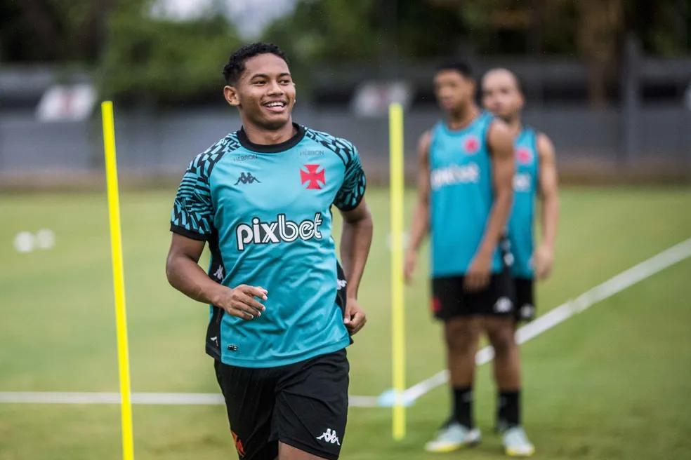 Eguinaldo, atacante do Vasco, em ação no treino