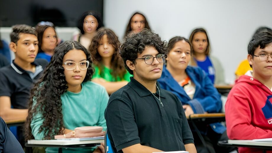 Estudantes participam do cursinho