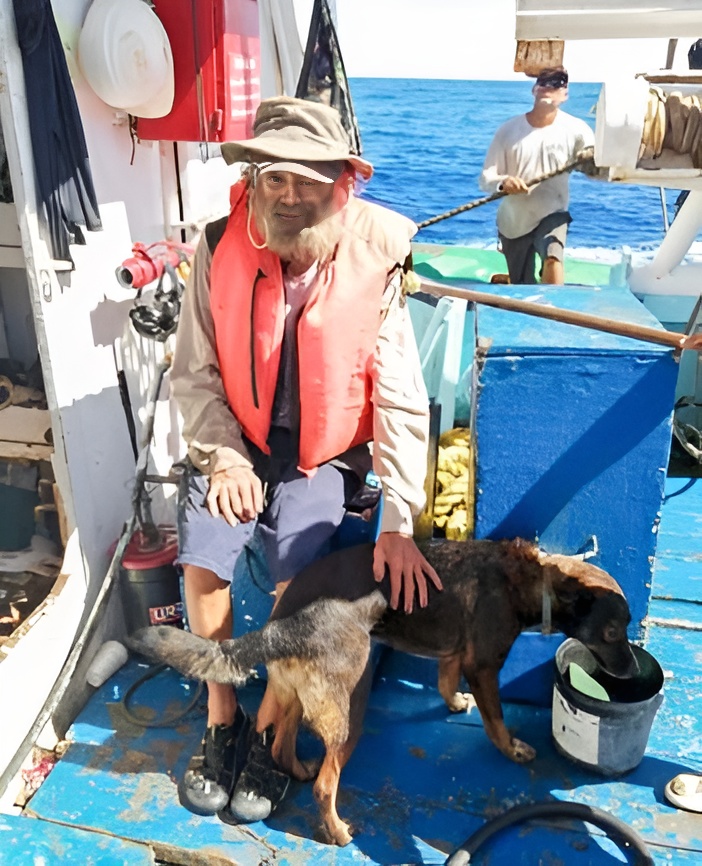 Shaddock e sua cachorra Bella após o resgate, na embarcação Maria Delia