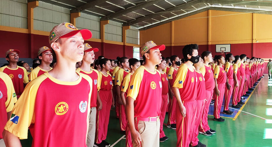 Alunos da Escola Estadual Cívico-Militar Alberto Elpídio Ferreira Dias