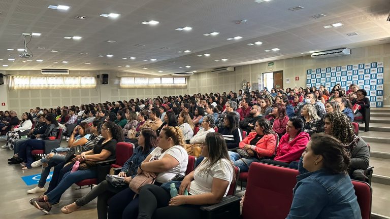 Formação sobre cultura afro e indígena para assistentes educacionais.