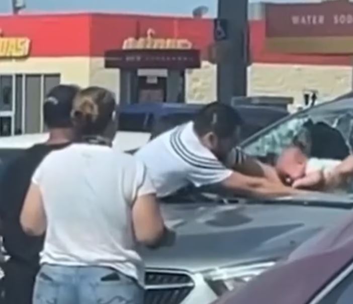 Vídeo que viralizou nas redes sociais mostra homem tentando quebrar vidro para resgatar criança. No dia, na cidade em que episódio aconteceu, temperatura era de 38ºC.