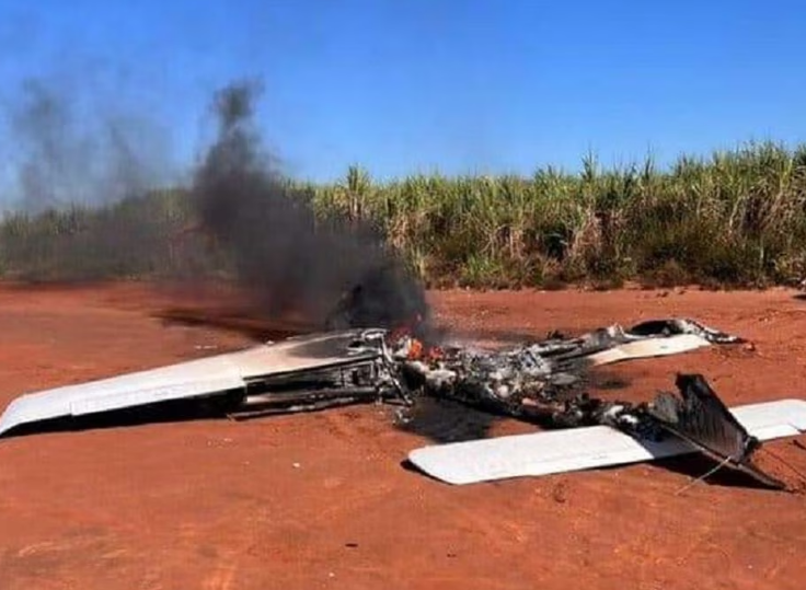 Aeronave foi incendiada após o pouso; piloto fugiu por um canavial.