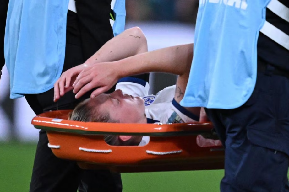A meio-campista inglesa Keira Walsh é retirada de campo de maca após sofrer uma lesão durante partida contra a Dinamarca.