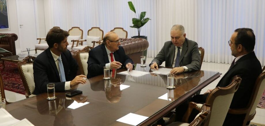 O presidente do TJMS, desembargador Sérgio Fernandes Martins, recebeu nesta quarta-feira (26) representantes do TRE/MS