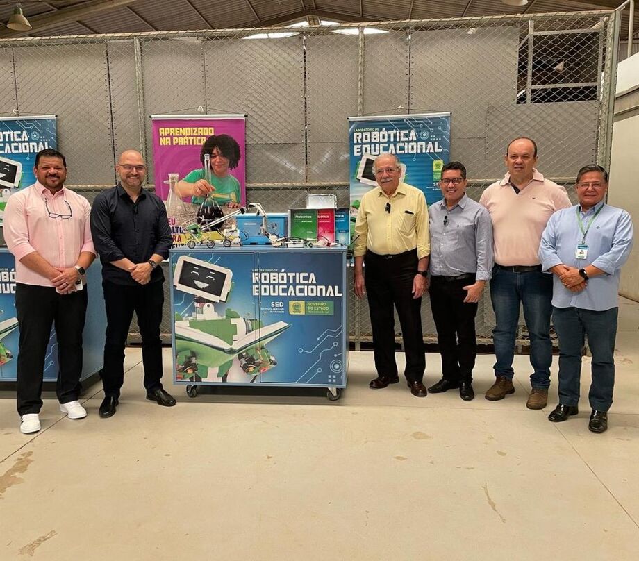 Luiz Ovando com o secretário Helio Queiroz Daher; o secretário adjunto Paulo Cezar Rodrigues dos Santos, superintendente de Informação e Tecnologia; Paulo Henrique Malacrida, diretor geral de Infraestrutura, Administração e Apoio Escolar