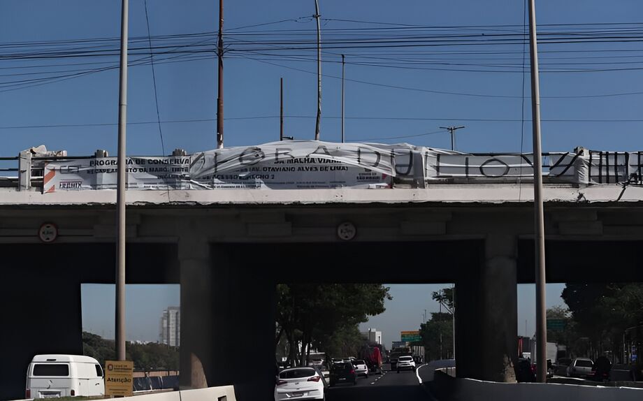 Faixa com a frase 'Fora Duílio' pendurada na Ponte do Limão