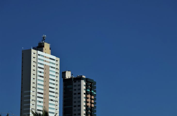 Sol brilha intensamente em um dia estável no estado sul-mato-grossense