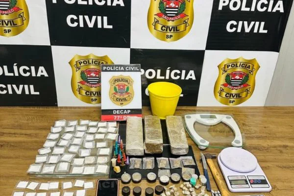 De acordo com os policiais, um dos detidos era procurado pela Justiça
