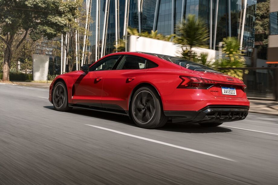 Audi Signature surpreende com recorde de vendas e opção inédita de pagamento para o e-tron GT por R$ 15.480/mês.