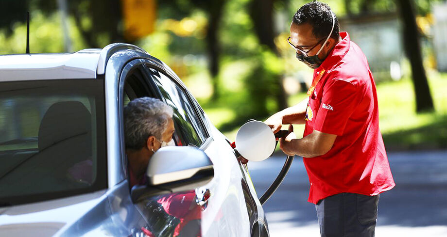 Inflação em Campo Grande desacelera para 0,03% em agosto, com o setor de transportes liderando o aumento de preços, enquanto alimentação e habitação registram quedas.