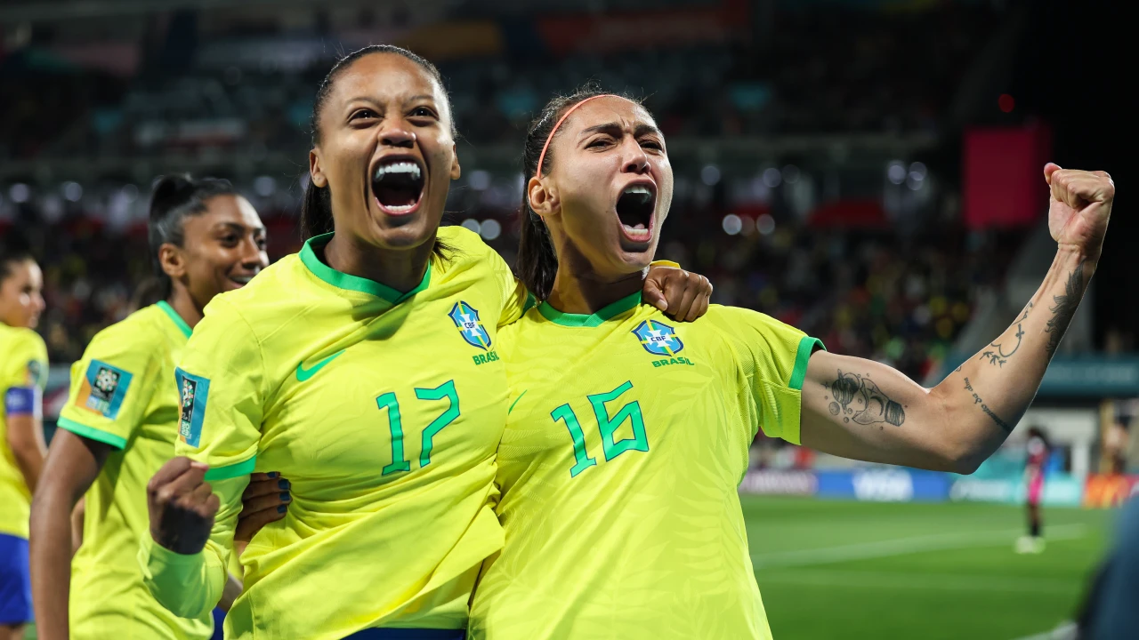 Ary Borges e Bia Zaneratto comemoram um dos gols na goleada do Brasil sobre o Panamá por 4 a 0 pela primeira rodada da Copa do Mundo Feminina