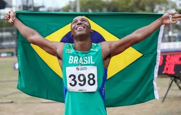 Erik Cardoso celebra marca histórica para o atletismo brasileiro