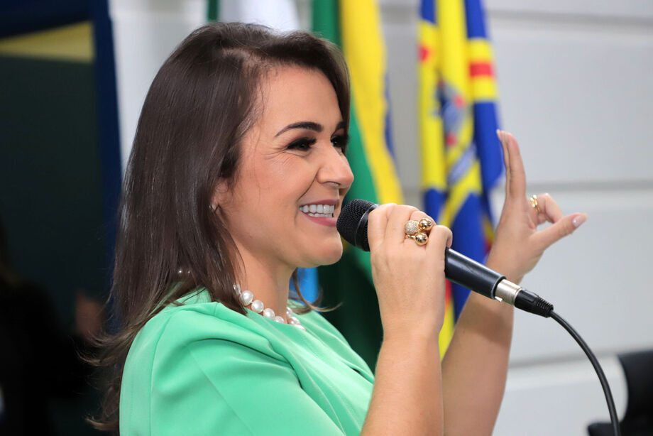 Adriane Lopes marca nova fase em Campo Grande ao ser eleita com 222.476 votos em 2024, mais que os 218.418 de Trad em 2020.