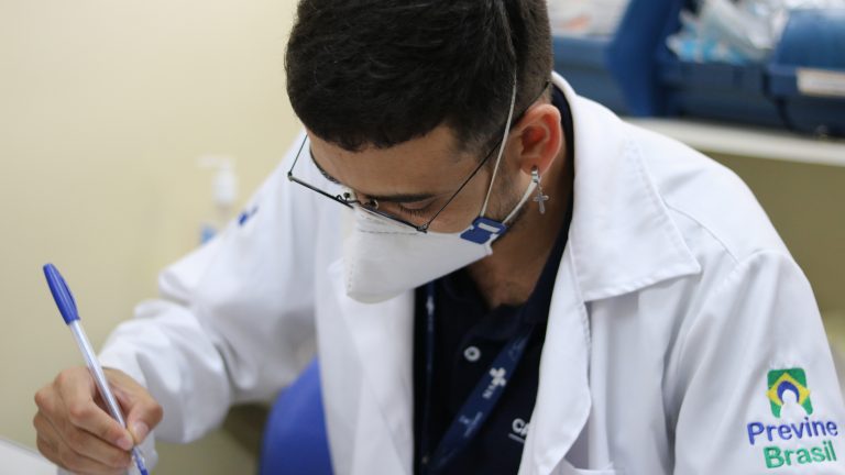 A Prefeitura de Campo Grande nomeou profissionais de saúde de diferentes categorias, aprovados no concurso público da Sesau de 2019, para reforçar o atendimento na Rede Municipal de Saúde