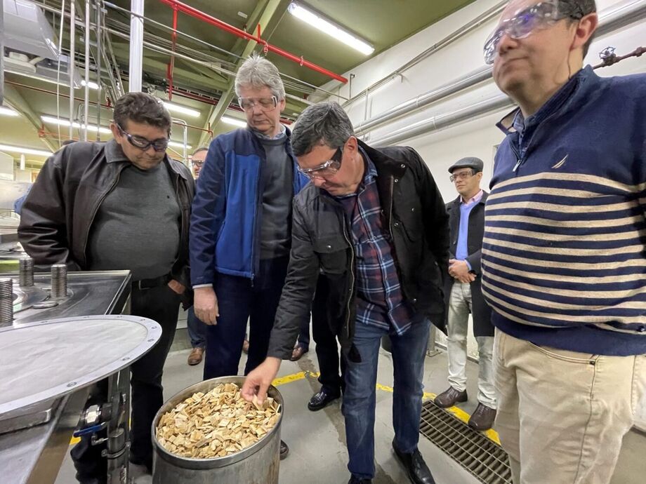 O prefeito de Inocência, Toninho da Cofap, (Semadesc), Jaime Verruck e o governador do Estado, Eduardo Riedel durante visita ao Chile