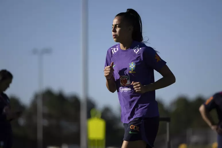 Lauren durante treino da Seleção